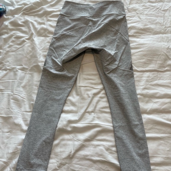 Outdoor Voices Two-Toned Warm Up Leggings in Dove and Ash - Picture 6 of 8